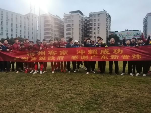 他忍不住道：安叔，我心里从不觉得，我之前险些被杀，是为了安家……顿了顿，李亚林接着又道：毕竟我当时也只是凑巧选择在那天陪着您一起去凑个热闹，一切都是我自己的选择，遇到袭击我也只能说是自己倒霉，无论如何也谈不上是对安家有恩啊……而且说来惭愧，我那次虽然差点死了，但也根本没为安家起到任何实质性的帮助，我在那些全副武装的匪徒面前，甚至连反应的机会都没有就已经被击倒在地，充其量，也就是个炮灰而已……其实，李亚林还有一番话没有说出口。
